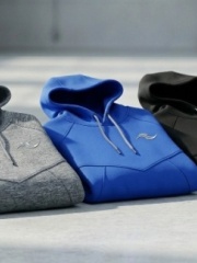 Sudadera Ligera con Capucha "Vortex Shield". Tu capa esencial para los calentamientos fríos o el enfriamiento post-entrenamiento.