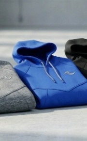 Sudadera Ligera con Capucha "Vortex Shield". Tu capa esencial para los calentamientos fríos o el enfriamiento post-entrenamiento.