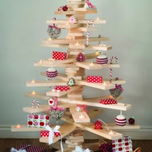 Árbol de navidad en madera natural