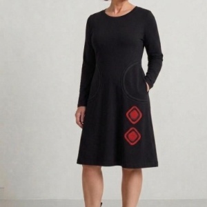 Vestido Negro de Manga Larga con Bolsillos y Detalles Decorativos