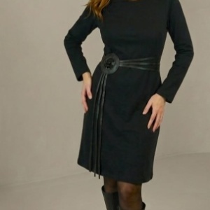 Vestido Negro de Manga Larga con Detalle Decorativo