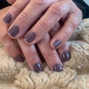 Estética de manos con esmaltado tradicional 